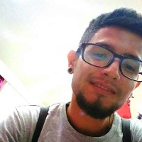 Alguna persona que toque guitarra y cantemos ?