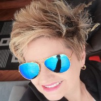 Voz en off para cualquier formato (presentación, documental, mensaje institucional, mensaje telefónico, voz para promos redes sociales), producción de cuñas, cuentos infantiles, radio teatro, podcast, etc.